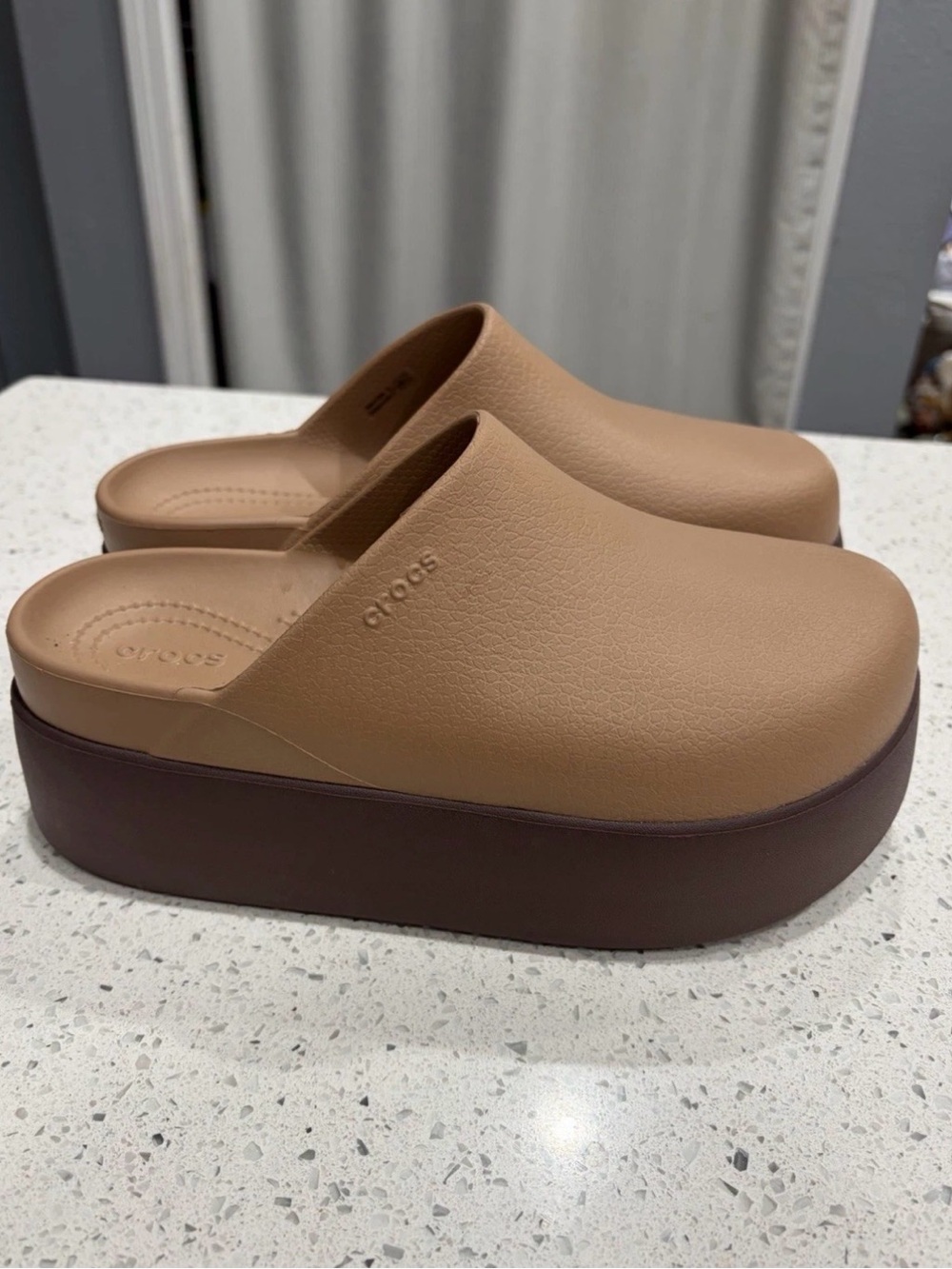 Crocs Dylan platform clogs tan brown women’s 8